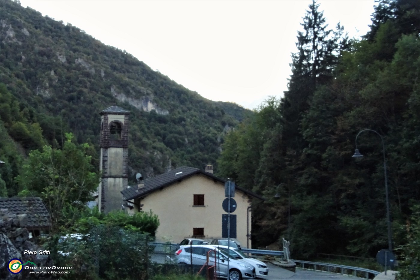 12 Parcheggio auto alla Madonna del Frassino (1000 m circa).JPG